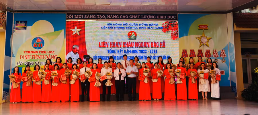 Giáo viên đạt thành tích xuất sắc được khen thưởng.