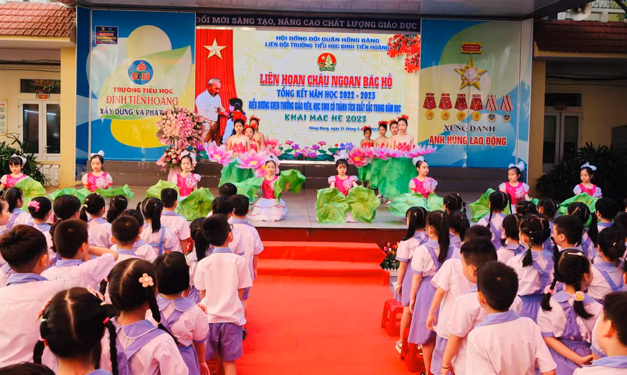 Chương trình Văn nghệ chào mừng.