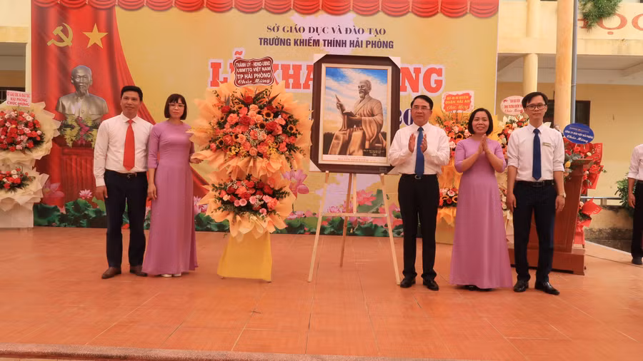 Lãnh đạo TP tặng hoa và quà cho tập thể Trường Khiếm thính. Lãnh đạo TP tặng hoa và quà cho tập thể Trường Khiếm thính.