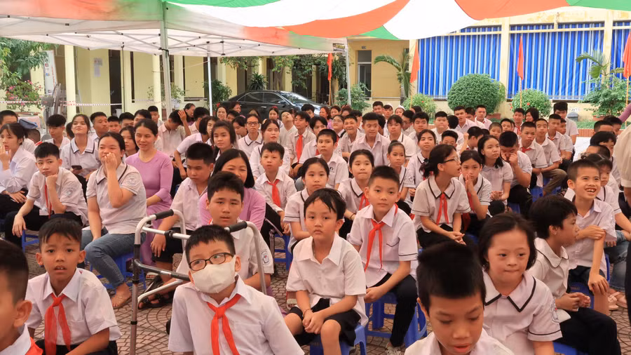 Học sinh hân hoan dự lễ khai giảng năm học mới. Học sinh hân hoan dự lễ khai giảng năm học mới.
