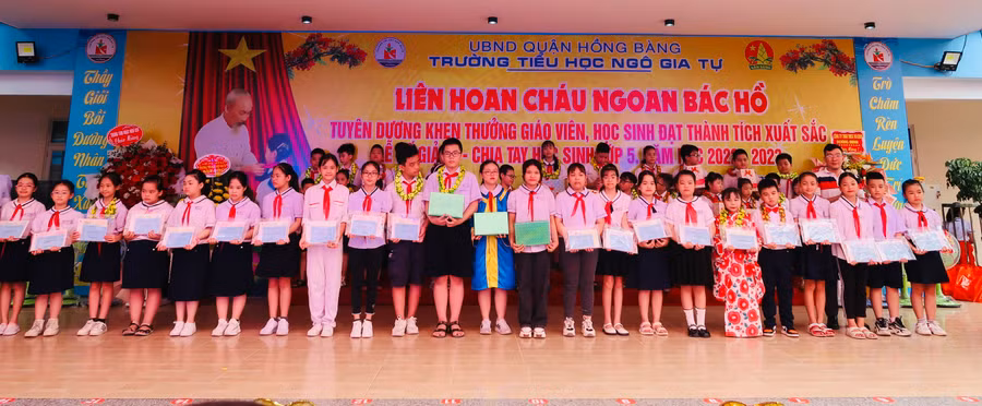 Học sinh Trường Tiểu học Ngô Gia Tự, quận Hồng Bàng nhận khen thưởng.