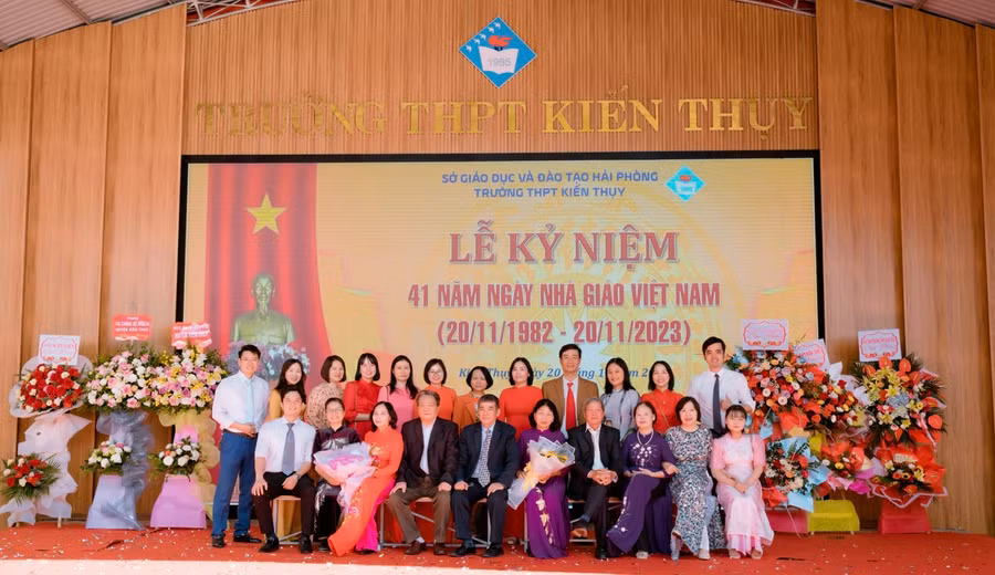 Các thế hệ nhà giáo Trường THPT Kiến Thuỵ.