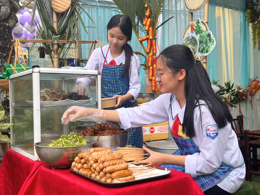 Gian trại ẩm thực của lớp 9, Trường THCS Đà Nẵng. Gian trại ẩm thực của lớp 9, Trường THCS Đà Nẵng.