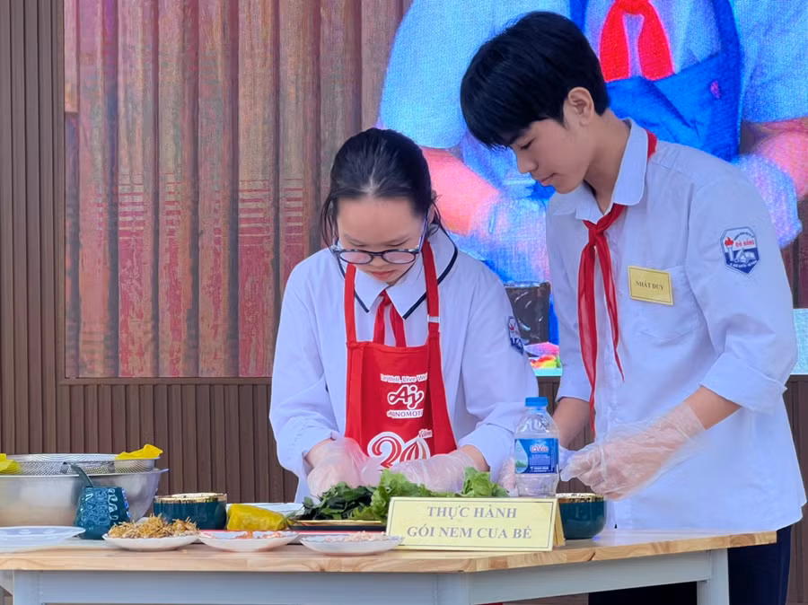Học sinh Trường THCS Đà Nẵng thực hành gói nem cua bể.