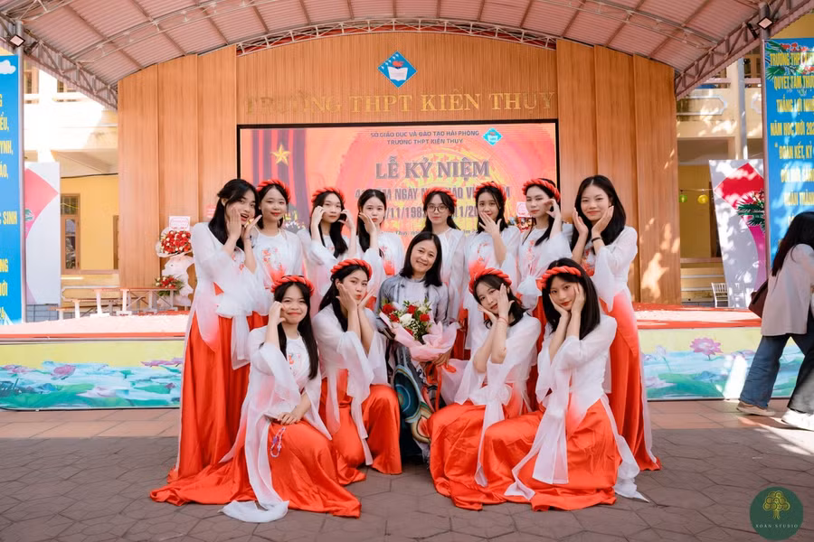 Cô trò Trường THPT Kiến Thuỵ hân hoan ngày Nhà giáo Việt Nam.