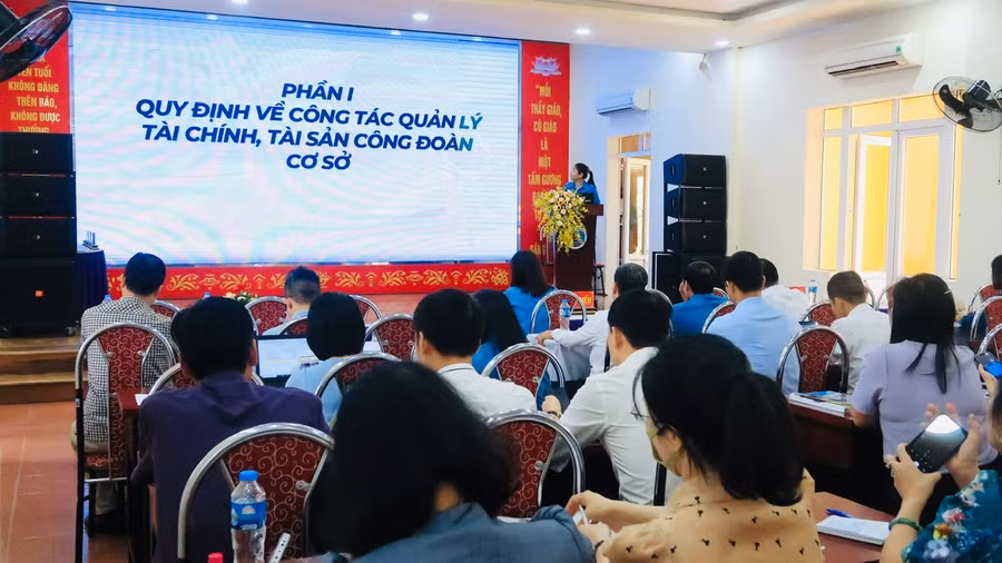 Chương trình tập huấn với sự tham gia đông đủ của cán bộ làm Công tác công đoàn. Chương trình tập huấn với sự tham gia đông đủ của cán bộ làm Công tác công đoàn.