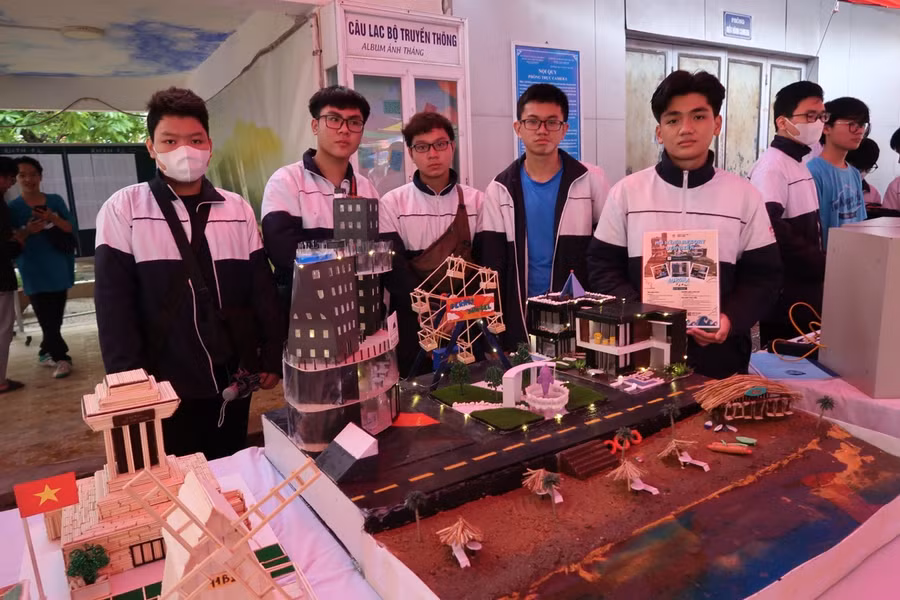Trong không gian triển lãm các sản phẩm STEM của học sinh Trường THPT Trần Nguyên Hãn còn rất nhiều sản phẩm chất lượng.