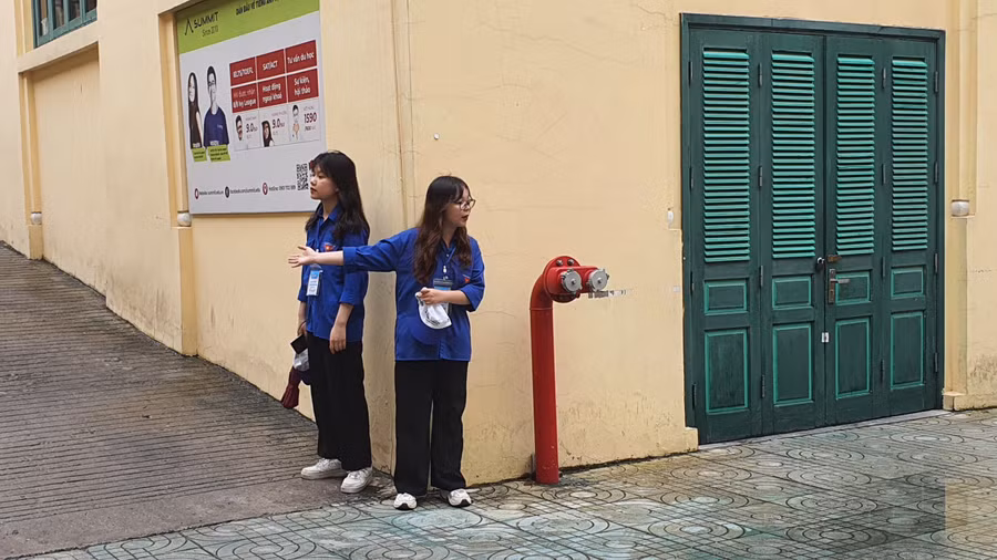 Sinh viên tình nguyện hướng dẫn đường và hỗ trợ thí sinh vào trường thi.