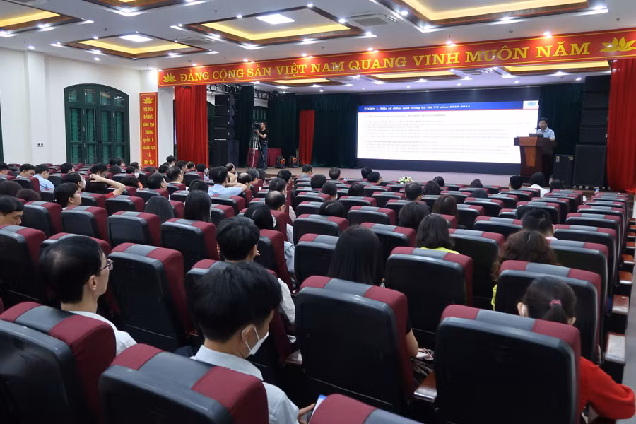 Công tác tập huấn về 2 kỳ thi được tổ chức sáng 21/4, tại Trường THPT Ngô Quyền.