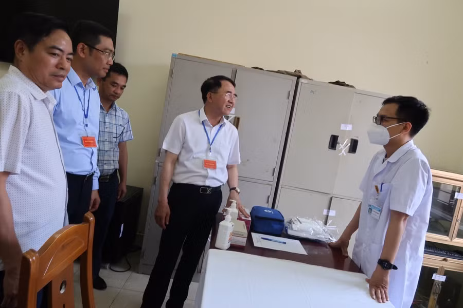 Lãnh đạo thành phố động viên lực lượng y tế tham gia làm thi.