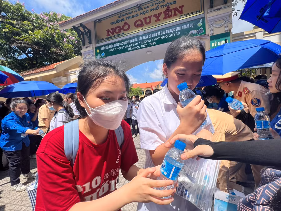 Thí sinh được lực lượng tiếp sức mùa thi phát nước sau khi kết thúc môn thi đầu tiên. Thí sinh được lực lượng tiếp sức mùa thi phát nước sau khi kết thúc môn thi đầu tiên.
