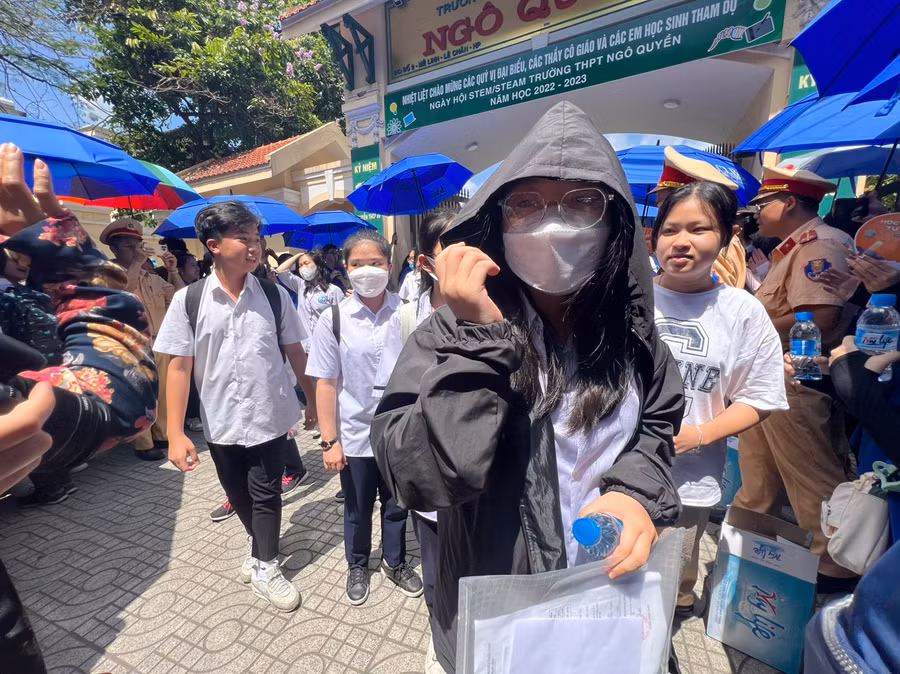 Thời tiết tại Hải Phòng nắng nóng trong ngày thi vào 10 đầu tiên. Thời tiết tại Hải Phòng nắng nóng trong ngày thi vào 10 đầu tiên.