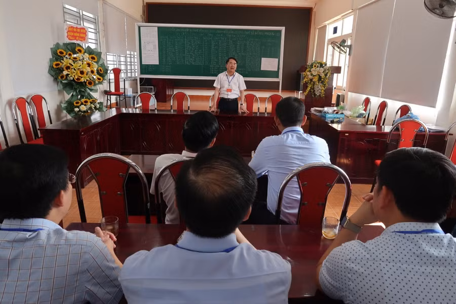 Ông Lê Khắc Nam, Phó Chủ tịch UBND TP Hải Phòng làm việc với Hội đồng thi Trường THPT Lê Hồng Phong, quận Hồng Bàng.
