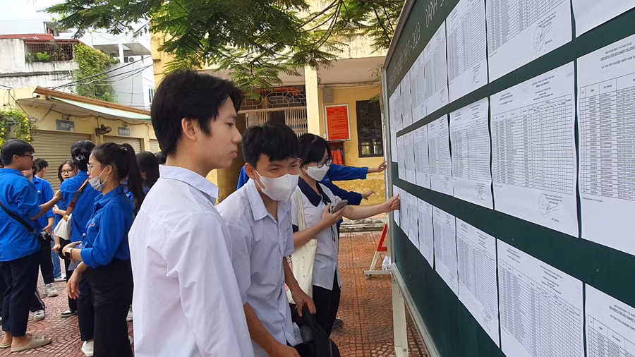 Thí sinh đến làm thủ tục dự thi tại Điểm thi Trường THPT Trần Nguyên Hãn.