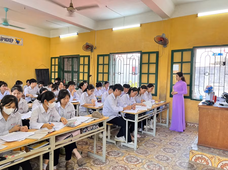 Cô Nguyễn Thị Hoài Thu cùng học trò ôn luyện môn Ngữ văn. Cô Nguyễn Thị Hoài Thu cùng học trò ôn luyện môn Ngữ văn.