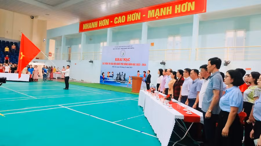 Các đại biểu thực hiện nghi lễ chào cờ.