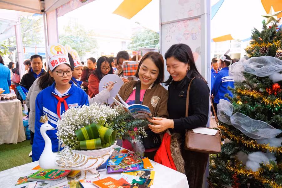Thầy cô thăm quan các gian hàng của các nhóm. Thầy cô thăm quan các gian hàng của các nhóm.