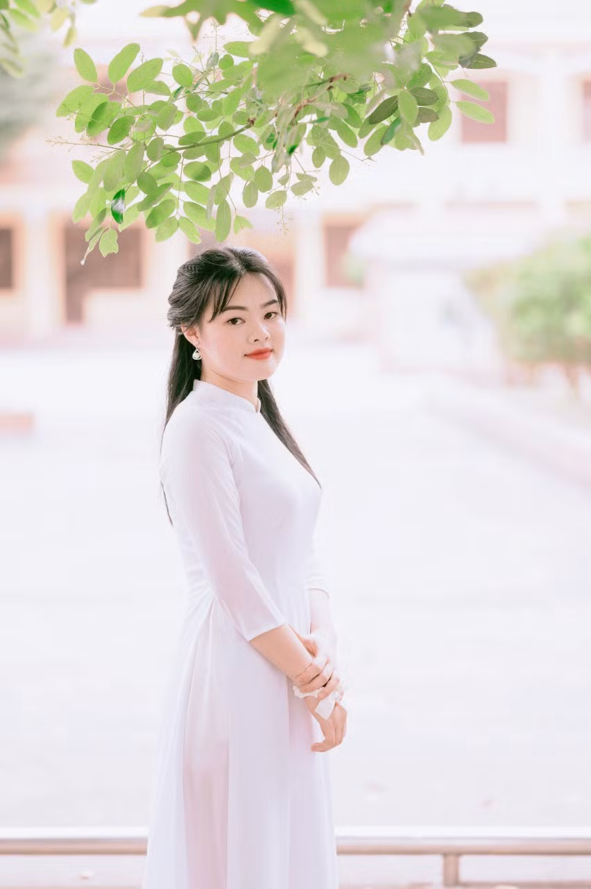 Vân Anh sinh ra trong gia đình gia giáo. Bố em là bộ đội, còn mẹ em là giáo viên THCS. Vân Anh sinh ra trong gia đình gia giáo. Bố em là bộ đội, còn mẹ em là giáo viên THCS.