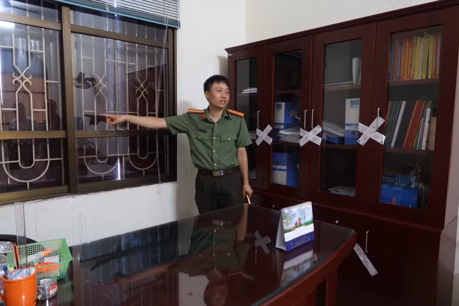 Cán bộ Công an TP lưu ý các Hội đồng thi dán niêm phong các cửa sổ phòng Chủ tịch Hội đồng, ngắt kết nối camera không được phép dùng.... Cán bộ Công an TP lưu ý các Hội đồng thi dán niêm phong các cửa sổ phòng Chủ tịch Hội đồng, ngắt kết nối camera không được phép dùng....