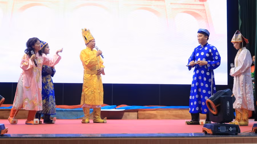 Tiểu phẩm hấp dẫn thu hút sự quan tâm, cổ vũ của khán giả. Tiểu phẩm hấp dẫn thu hút sự quan tâm, cổ vũ của khán giả.