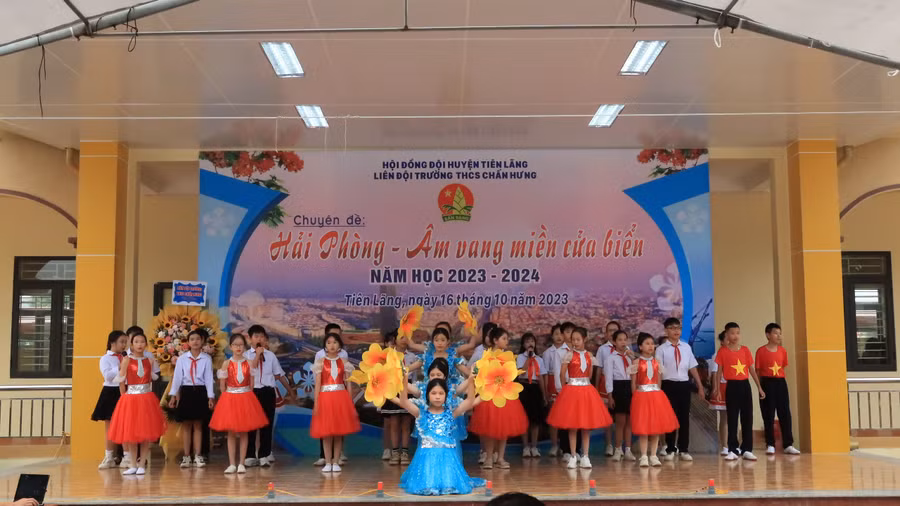 Màn múa hát trong chuyên đề.