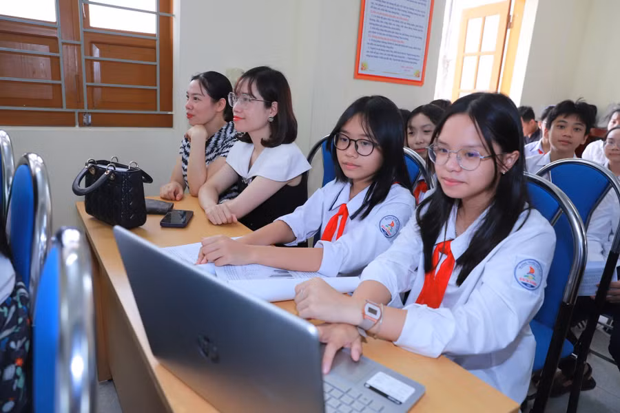 Học sinh tham dự lễ khai mạc cuộc thi.
