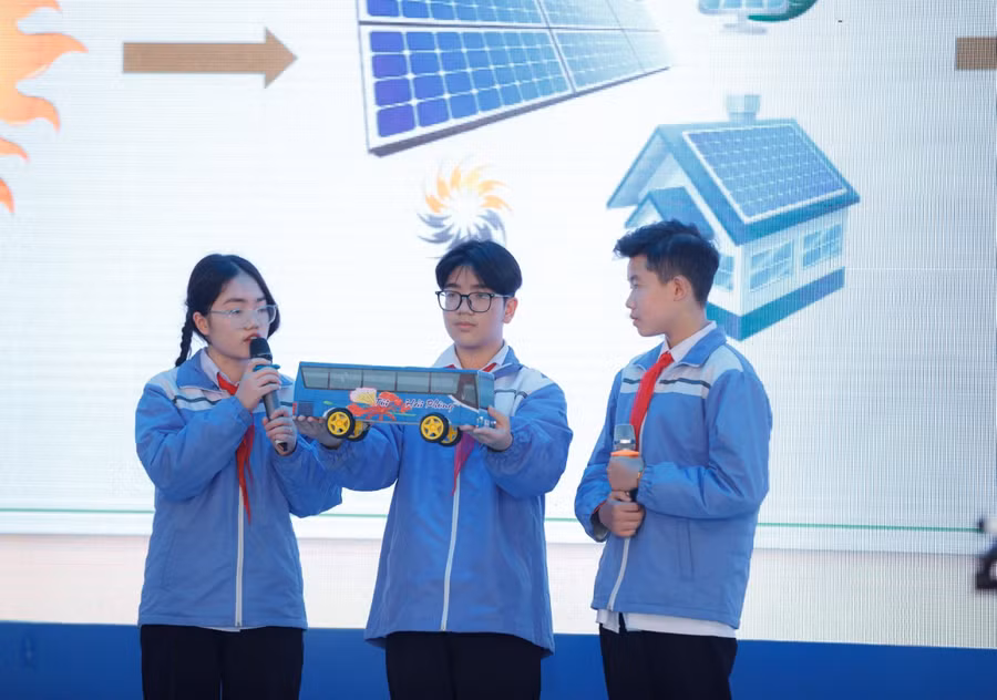 Các nhóm cử đại diện thuyết trình về sản phẩm của mình.