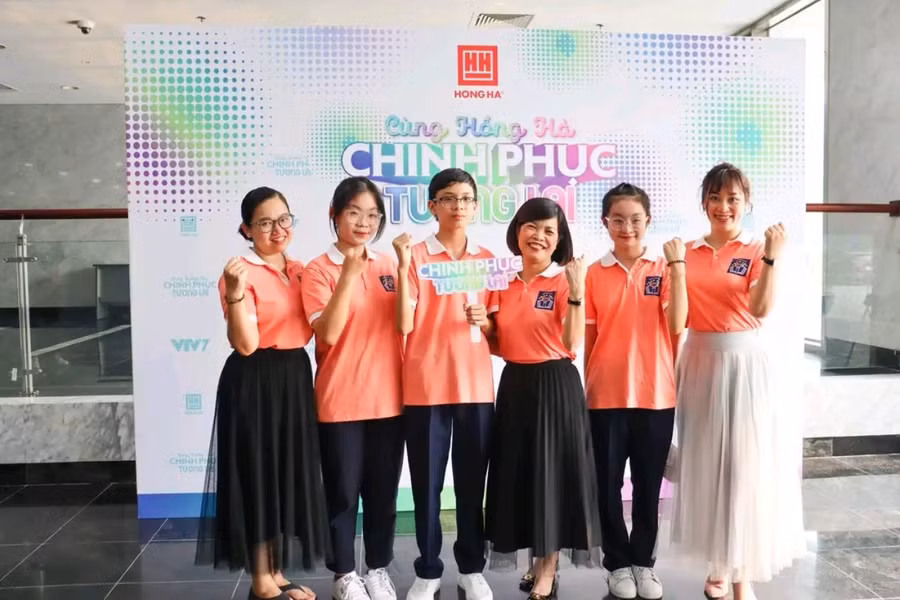 Cô trò nhà trường cùng "Chinh phục tương lai". Cô trò nhà trường cùng "Chinh phục tương lai".