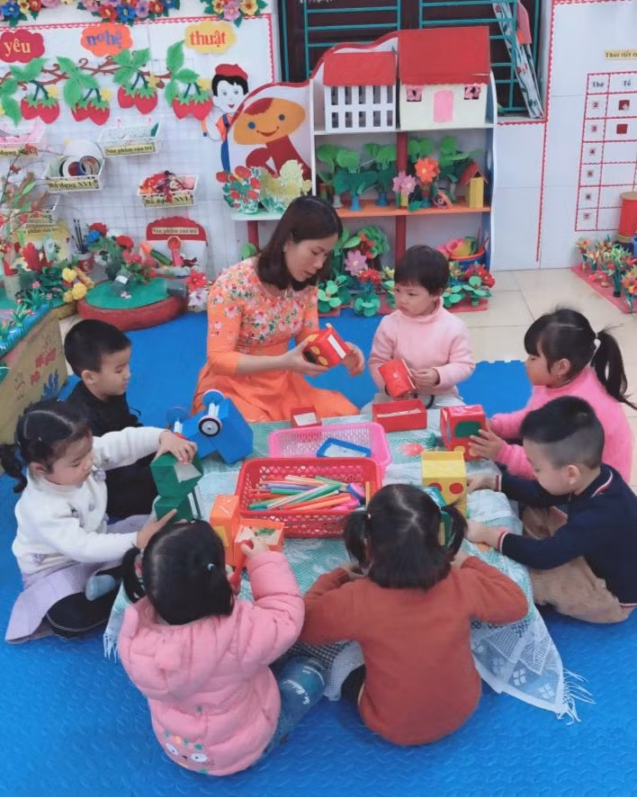 “Với giáo viên mầm non, điều đặc biệt của nghề là bên cạnh tư cách là nhà giáo, chúng tôi còn là bảo mẫu của các con trẻ". “Với giáo viên mầm non, điều đặc biệt của nghề là bên cạnh tư cách là nhà giáo, chúng tôi còn là bảo mẫu của các con trẻ".