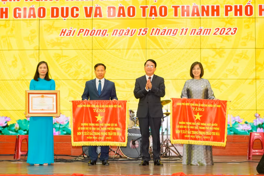 Các tổ chức, cá nhân nhận khen thưởng của Chính phủ và Bộ GD&ĐT.