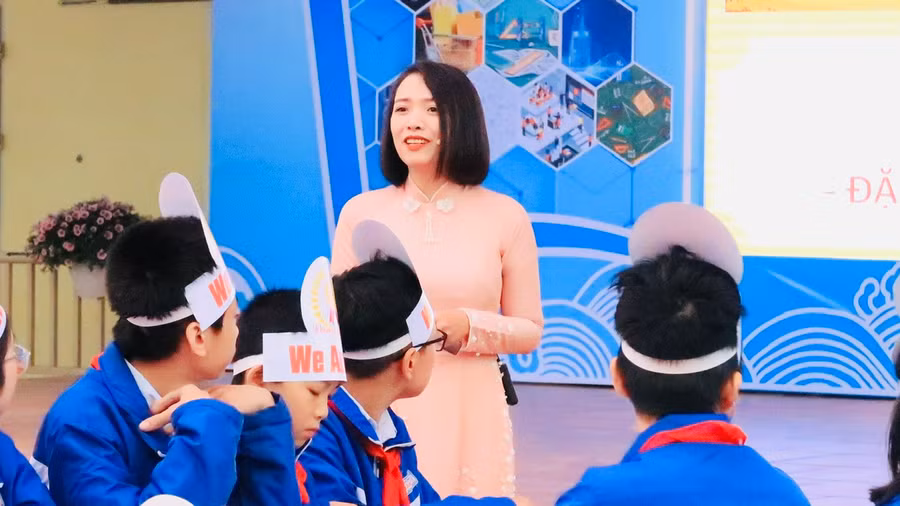 Cô giáo Nguyễn Lê Minh thực hiện tiết dạy với phương pháp dạy học dự án. Cô giáo Nguyễn Lê Minh thực hiện tiết dạy với phương pháp dạy học dự án.