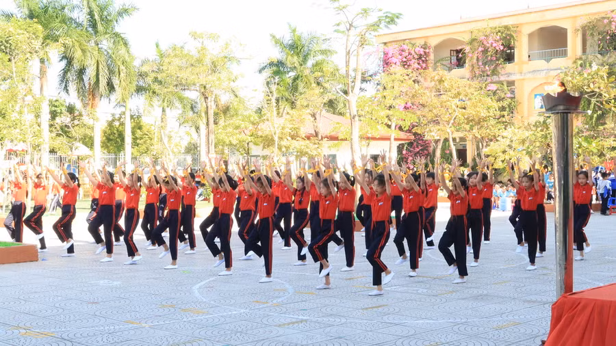 Màn trình diễn thể dục thể thao của học sinh các trường. Màn trình diễn thể dục thể thao của học sinh các trường.
