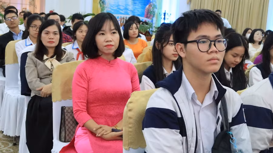 Đông đảo học sinh, thầy cô tham dự chương trình. Đông đảo học sinh, thầy cô tham dự chương trình.