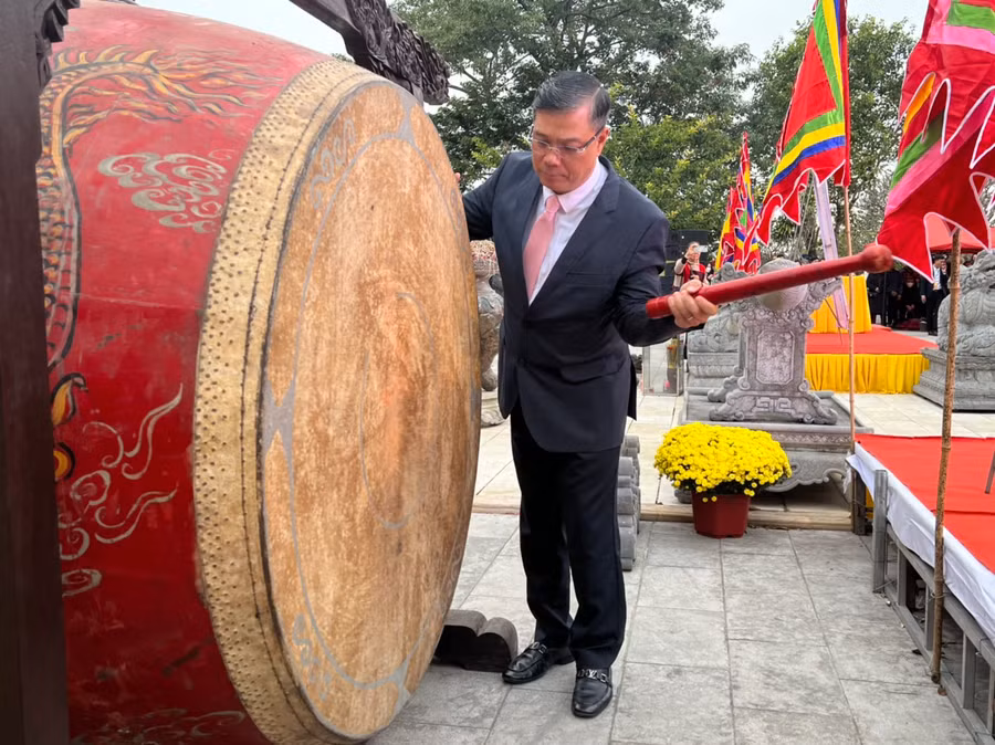 Ông Đỗ Đức Hoà, Bí thư huyện Uỷ Kiến Thuỵ đánh trống Khai hội. Ông Đỗ Đức Hoà, Bí thư huyện Uỷ Kiến Thuỵ đánh trống Khai hội.