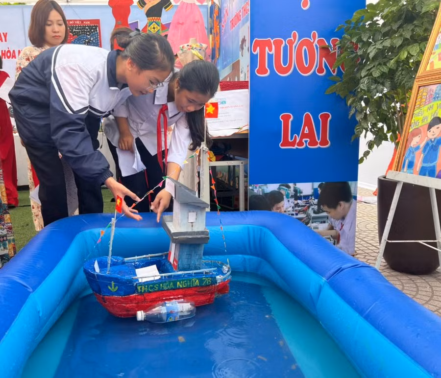 Học sinh lớp 7B, Trường THCS Hoà Nghĩa trải nghiệm sản phẩm Chiếc thuyền tương lai.