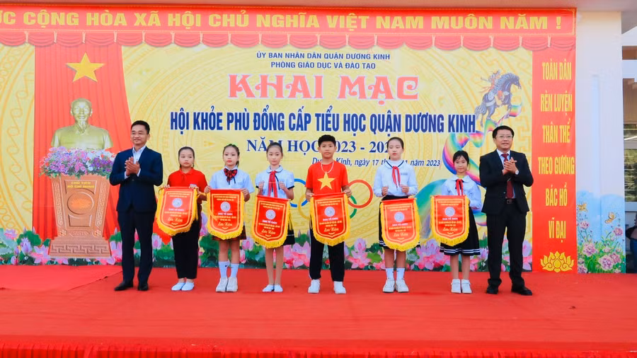 Lãnh đạo quận Dương Kinh trao cờ lưu niệm cho các đội tham gia. Lãnh đạo quận Dương Kinh trao cờ lưu niệm cho các đội tham gia.