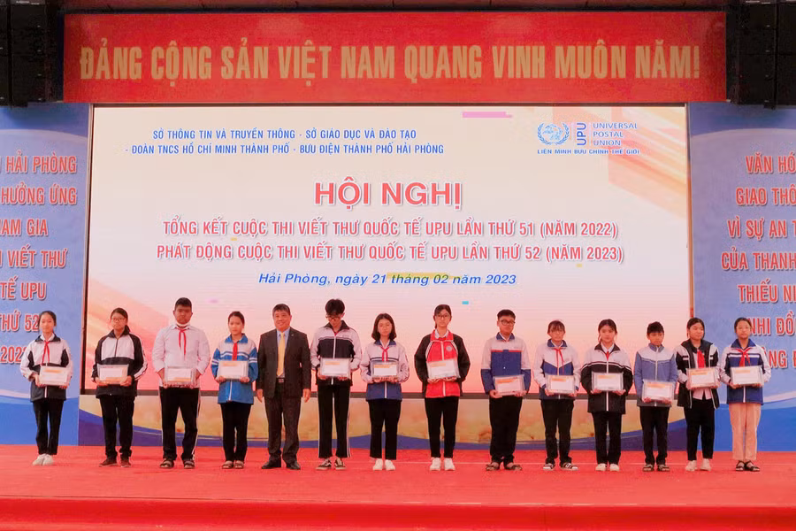Bưu điện TP Hải Phòng trao tặng học bổng cho học sinh có hoàn cảnh khó khăn, vượt khó vươn lên trong học tập.