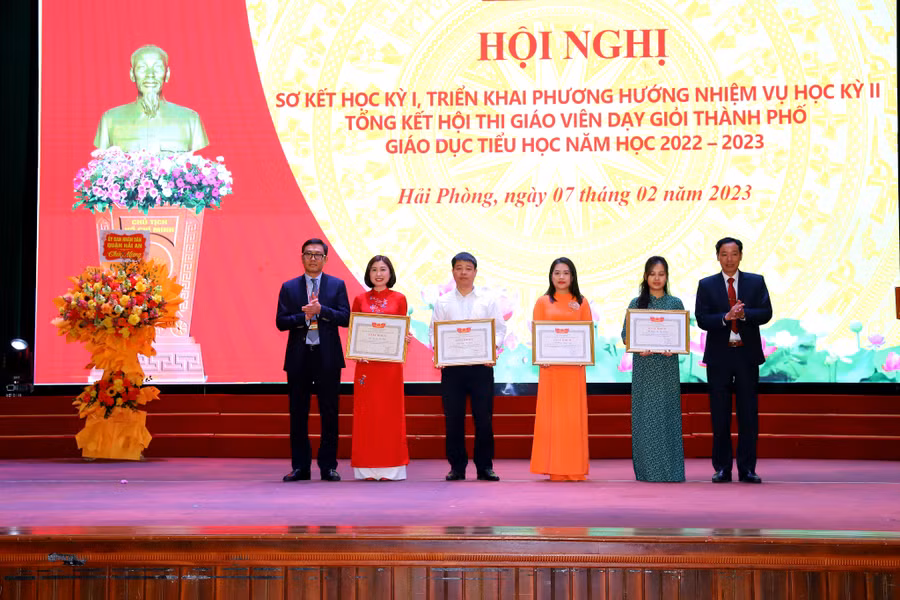 4 giáo viên giỏi đạt Thủ khoa, Á khoa. 4 giáo viên giỏi đạt Thủ khoa, Á khoa.