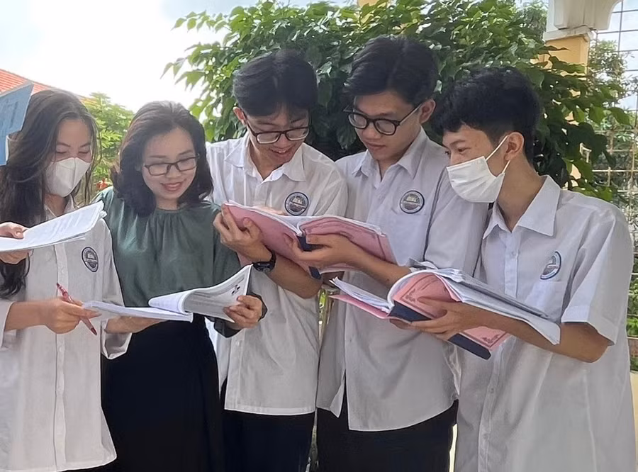 Cô Hiền cùng học trò trao đổi bài trong giờ giải lao.