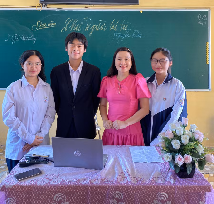 Cô Thu cho rằng, học Văn quan trọng phải cho học sinh thực hành viết càng nhiều càng tốt. Cô Thu cho rằng, học Văn quan trọng phải cho học sinh thực hành viết càng nhiều càng tốt.