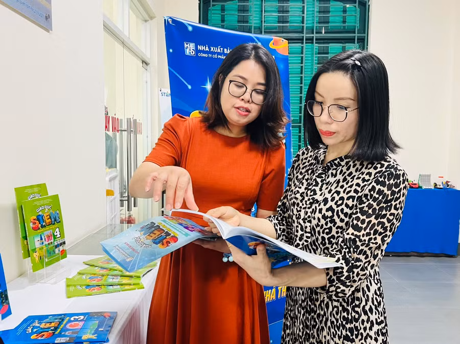 Thầy cô tập huấn STEM để ứng dụng hiệu quả tại đơn vị mình trong năm học 2023-2024. Thầy cô tập huấn STEM để ứng dụng hiệu quả tại đơn vị mình trong năm học 2023-2024.