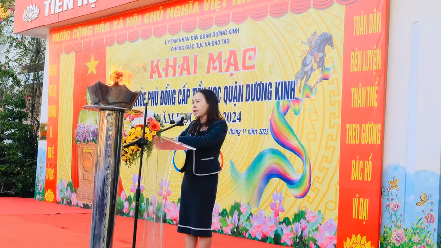 Bà Trịnh Thị Ngọc Diệp, Phó trưởng phòng GD&ĐT quận Dương Kinh. Bà Trịnh Thị Ngọc Diệp, Phó trưởng phòng GD&ĐT quận Dương Kinh.