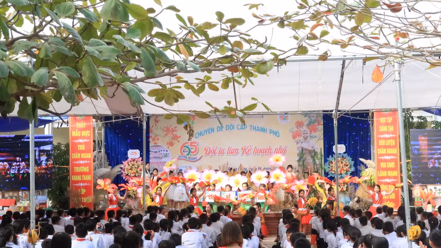 Quang cảnh chuyên đề. Quang cảnh chuyên đề.