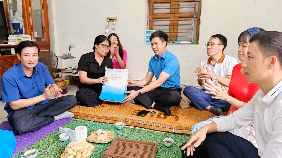 Lãnh đạo Công đoàn ngành đã thăm hỏi sức khoẻ của nữ nhà giáo.