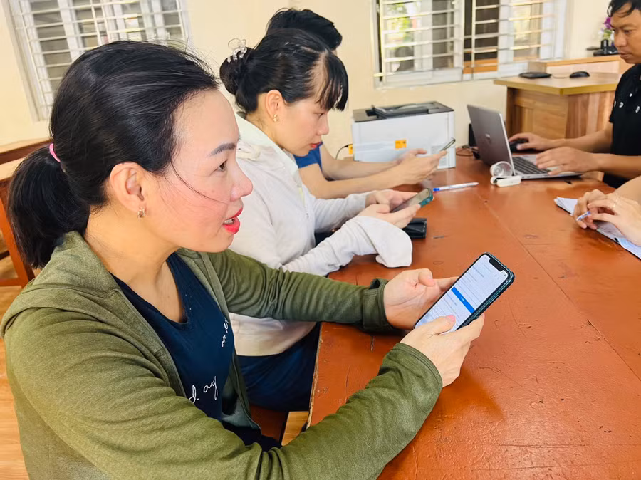 Chị Sáu cho hay, tiện lợi khi có phần mềm trực tuyến, phụ huynh được thầy cô hướng dẫn và thao tác rất nhanh.
