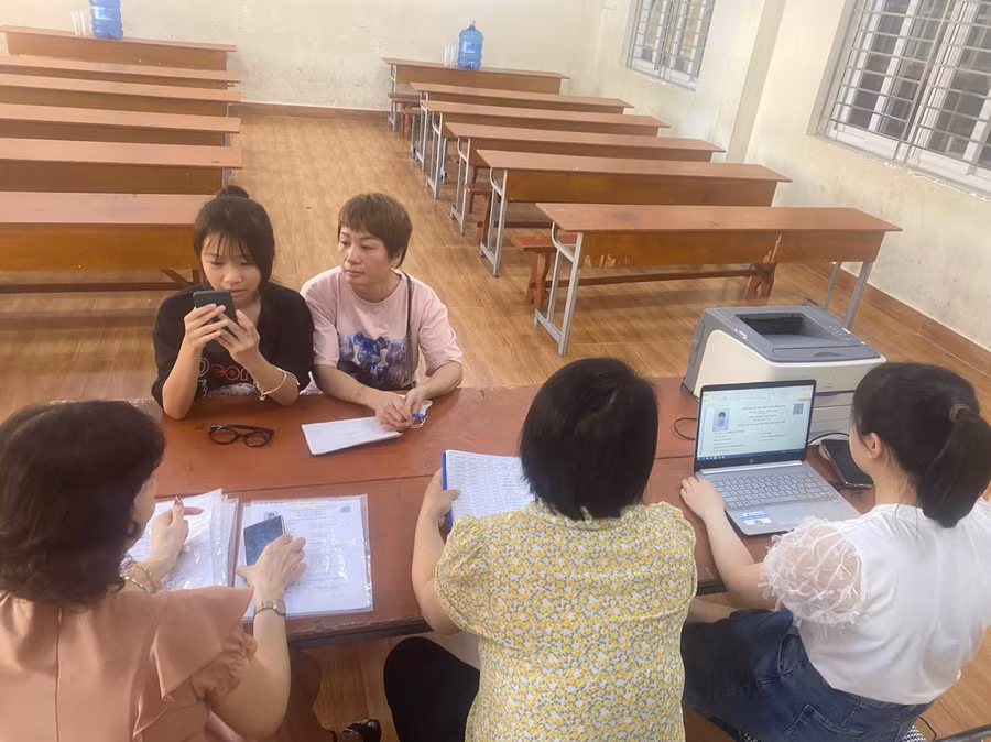 Bộ phận tuyển sinh hướng dẫn phụ huynh đăng ký trên phần mềm.