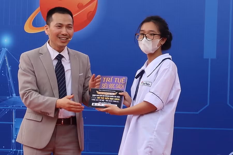 Học sinh Thái Phiên nhận quà từ diễn giả với khoá học Trí tuệ siêu đọc sách.