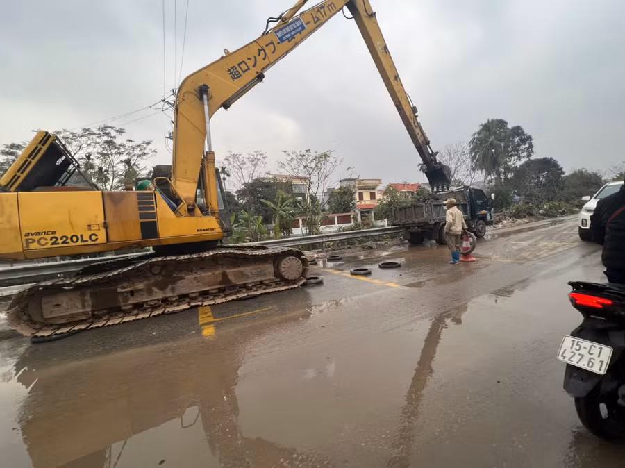 Một đoạn đường quốc lộ 17B qua xã Lê Lợi nhếch nhác.