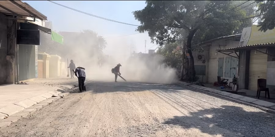 Công nghệ thổi bụi công trình thôn Hà Nhuận, xã An Hoà khiến ô nhiễm lan toả khắp nhà dân.