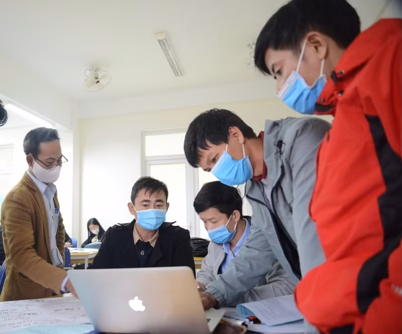 Giáo viên có thể tự bồi dưỡng thông qua tài liệu được số hóa. Ảnh minh họa.